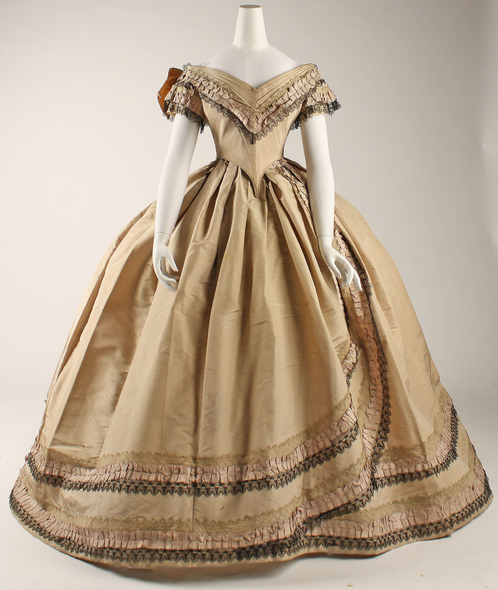SilkEveningGown-1860s-MET-Frt